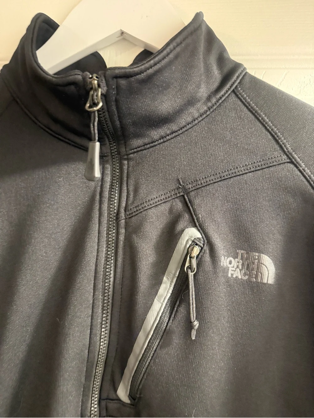 The North Face Men’s Quarter Zip Soft Shell Pullover – Black – Size L